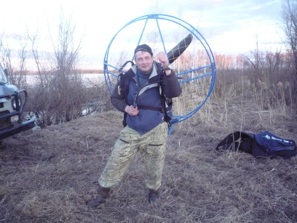 Лебедев готовится к полету в открытый космос...